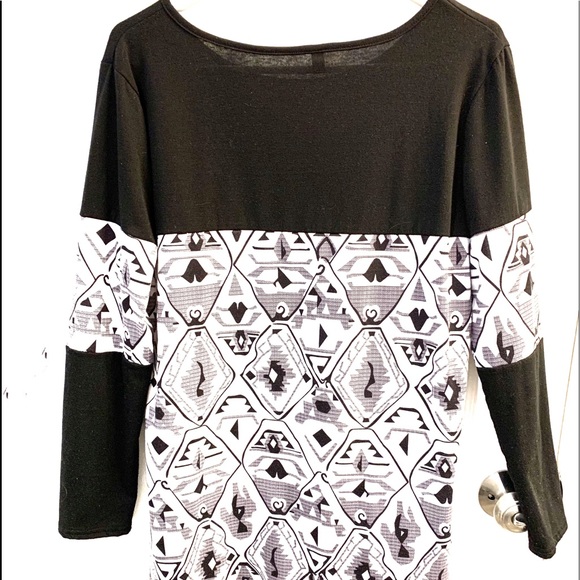 Yu Fei Black and White Women’s Top. - Picture 2 of 3